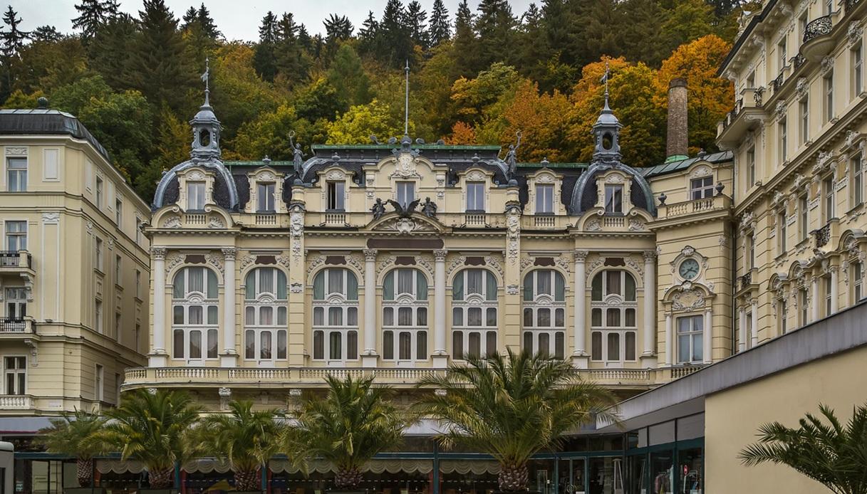 C'è anche il Grandhotel Pupp tra i luoghi dov'è stata girata la serie "Corri o muori"