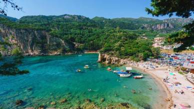 Dove andare ad agosto in Grecia: isole, borghi e atmosfere estive oltre le solite mete
