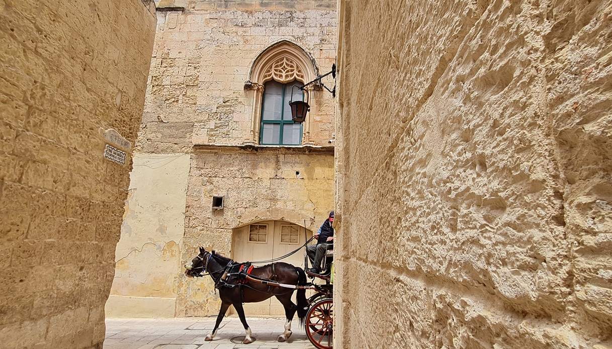 Alcune scene del terzo film di "Enola Holmes" sono girate nel centro storico di Mdina