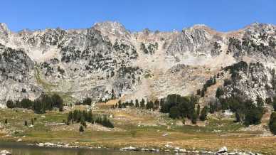 Sei ore di trekking in montagna con un bastone nel fianco: la storia di un escursionista fa il giro del mondo
