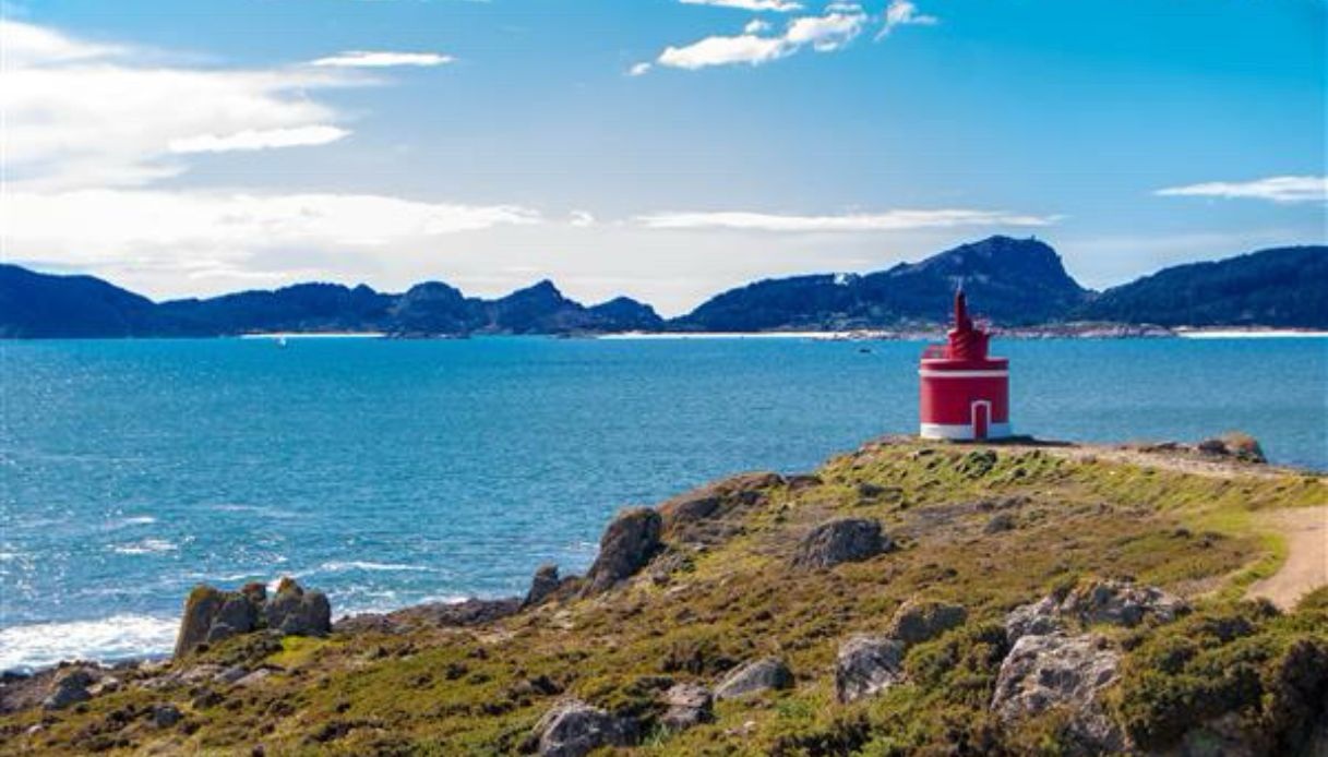 Faro rosso su una scogliera della costa della Galizia, in Spagna