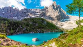 Il lago di Sorapiss è la nuova vittima dell’overtourism: le acque color indaco sono prese d’assalto