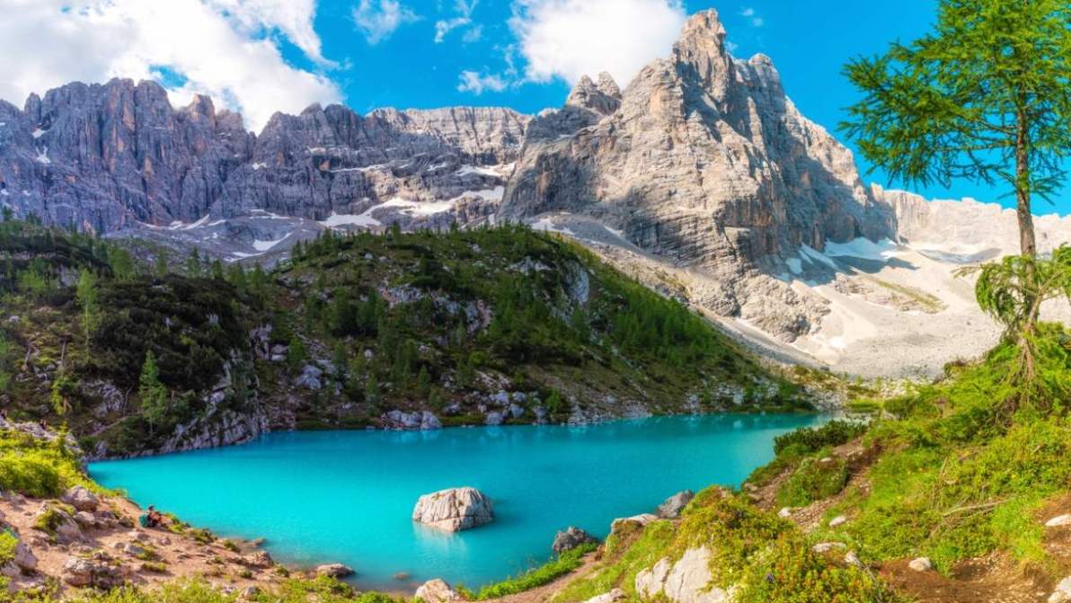 Il lago di Sorapiss è la nuova vittima dell’overtourism: le acque color indaco sono prese d’assalto