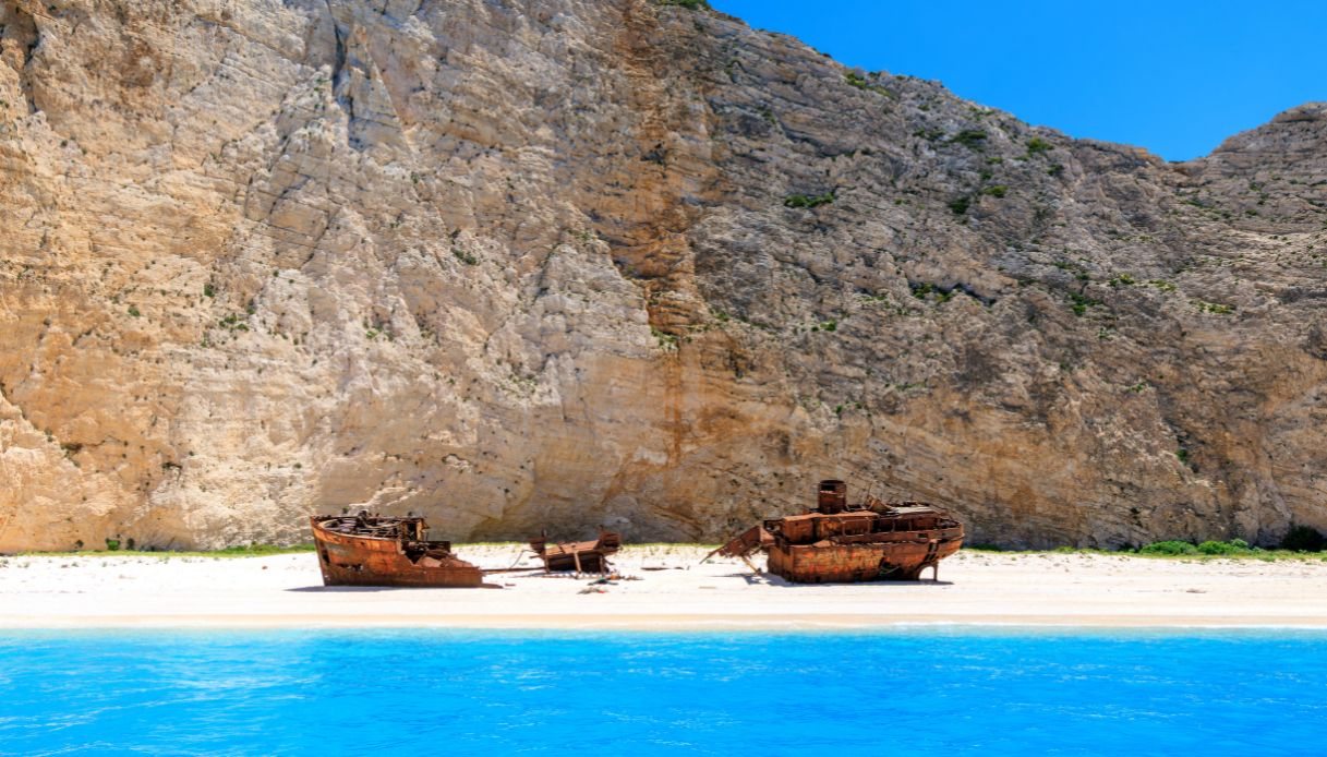 Il relitto arrugginito di Navagio Beach a Zante, fotografato dal mare