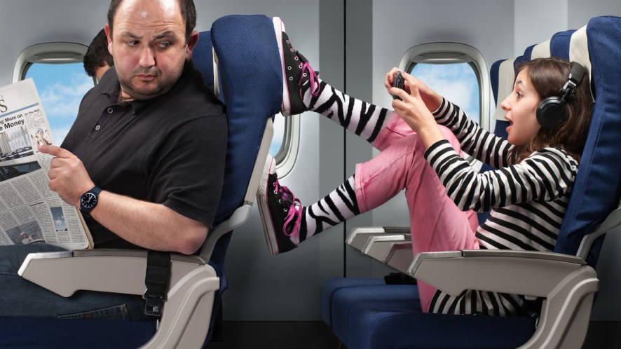 Dal TikTok alla manicure, i 10 comportamenti più odiosi in aereo secondo i viaggiatori italiani