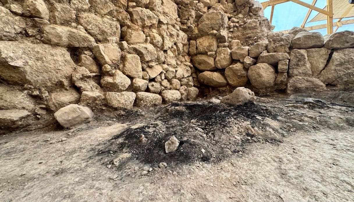 Resti della distruzione causata da un incendio a Gerusalemme