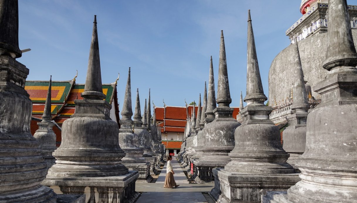 Tempio buddista con stupa dorato e processione di tessuti, Thailandia del Sud