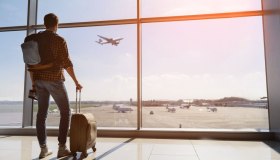 Mentre tutti i biglietti aerei impennano, in Italia i prezzi scendono: cosa sta succedendo