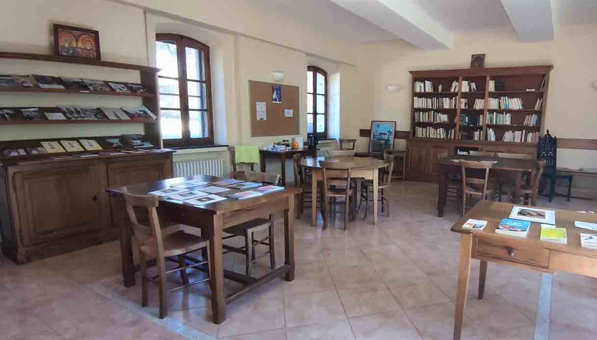 Abbazia-St-Honorat-biblioteca-ospiti