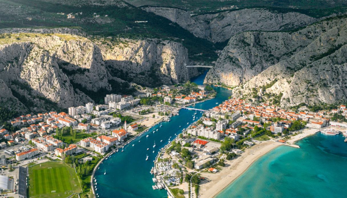 Almissa, la magnifica città tra pirati, gole selvagge e il mare turchese della Dalmazia