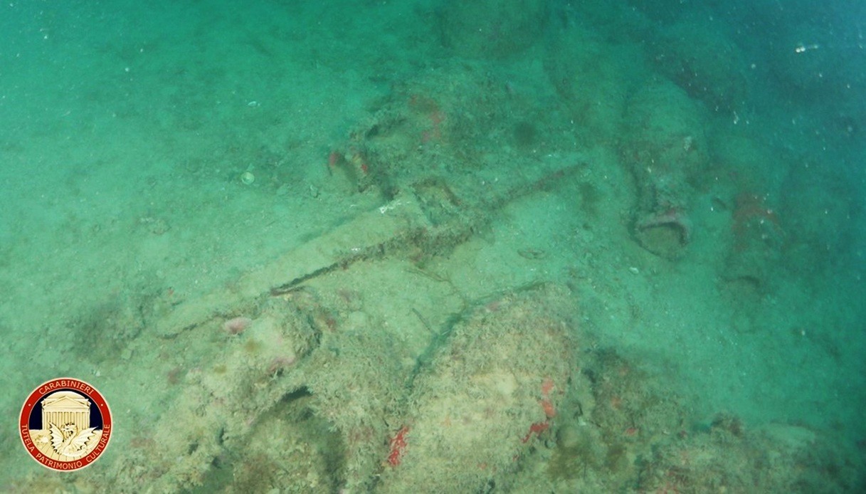 Anfore e altri oggetti in piombo scoperti al largo di Mazara del Vallo, Sicilia