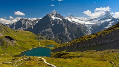 Il lago-specchio delle Alpi, lì dove la roccia bacia il cielo: alla scoperta del fiabesco Bachalpsee