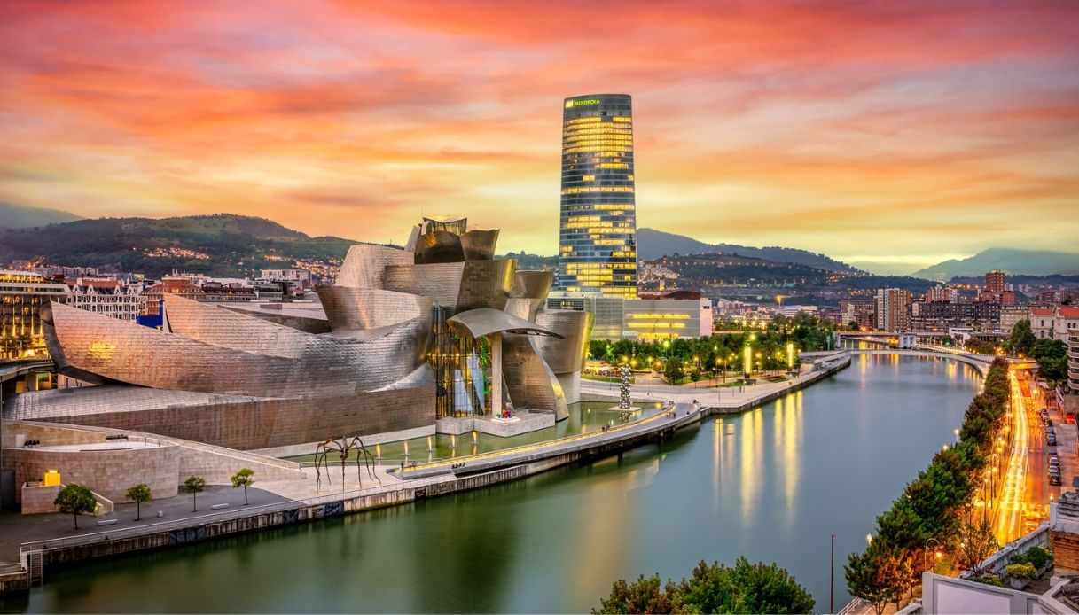 Paesaggio urbano di Bilbao al tramonto