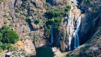 Il prodigio di un fiume impetuoso: la spettacolare Cascata di Ézaro, che sfida le onde dell’oceano