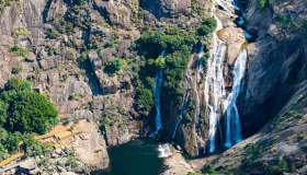 Il prodigio di un fiume impetuoso: la spettacolare Cascata di Ézaro, che sfida le onde dell’oceano