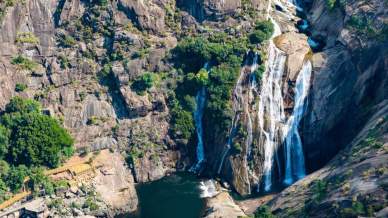 Il prodigio di un fiume impetuoso: la spettacolare Cascata di Ézaro, che sfida le onde dell’oceano