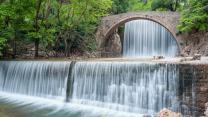 Un antico ponte di pietra incornicia due spettacolari cascate in Tessaglia: è Palaiokarya