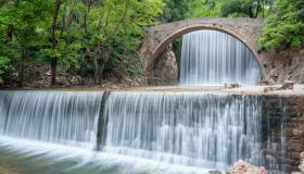 Un antico ponte di pietra incornicia due spettacolari cascate in Tessaglia: è Palaiokarya