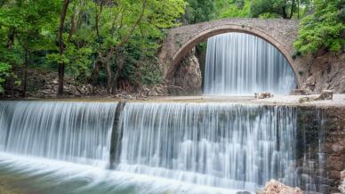 Un antico ponte di pietra incornicia due spettacolari cascate in Tessaglia: è Palaiokarya