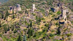I quattro custodi di pietra della Montagna Nera: viaggio tra le rovine dei Castelli di Lastours, in Francia