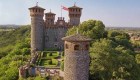 La fortezza nata da un sogno romantico sembra uscita da una fiaba: è il Castello Bonoris