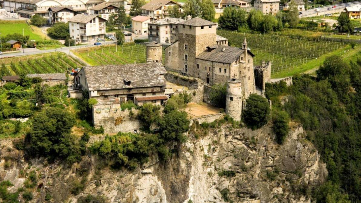 Il Castello Sarriod de La Tour è il gioiello medievale che nasconde una delle sale più incredibili d’Italia