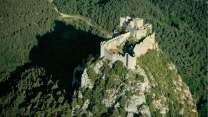Sul picco di pietra dell’Occitania: viaggio al Castello di Puilaurens, immerso nella foresta