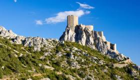 Castello di Quéribus, la fortezza sospesa tra cielo e Pirenei in Francia