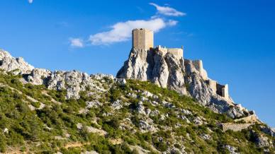 Castello di Quéribus, la fortezza sospesa tra cielo e Pirenei in Francia