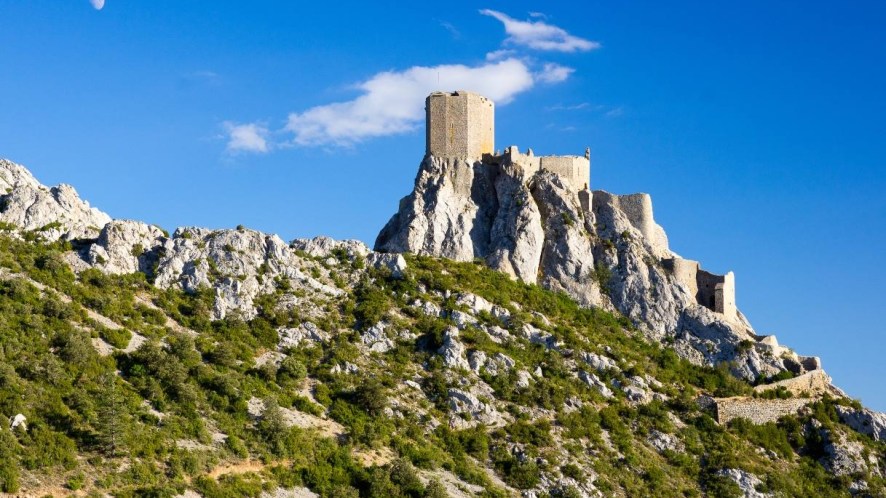 Castello di Quéribus, la fortezza sospesa tra cielo e Pirenei in Francia