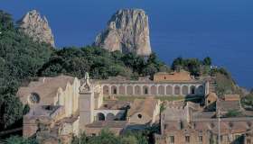 Capri nasconde un posto incredibile: la Certosa di San Giacomo, sospesa tra cielo e mare