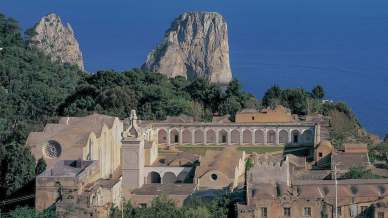 Capri nasconde un posto incredibile: la Certosa di San Giacomo, sospesa tra cielo e mare