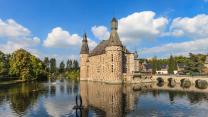 Il pazzesco castello a scacchiera tra fossati, giardini italiani e strane sculture: è Jehay in Belgio