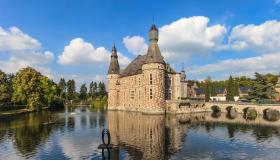 Il pazzesco castello a scacchiera tra fossati, giardini italiani e strane sculture: è Jehay in Belgio