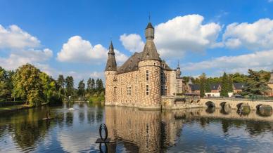 Il pazzesco castello a scacchiera tra fossati, giardini italiani e strane sculture: è Jehay in Belgio