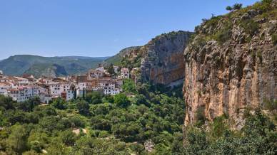 Viaggio lento tra i canyon e le case bianche di Chulilla, incantevole borgo spagnolo