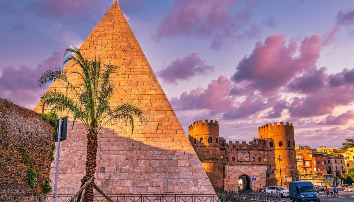 https://siviaggia.it/wp-content/uploads/sites/2/2026/08/Come-visitare-gratis-la-piramide-Cestia-a-Roma.jpg