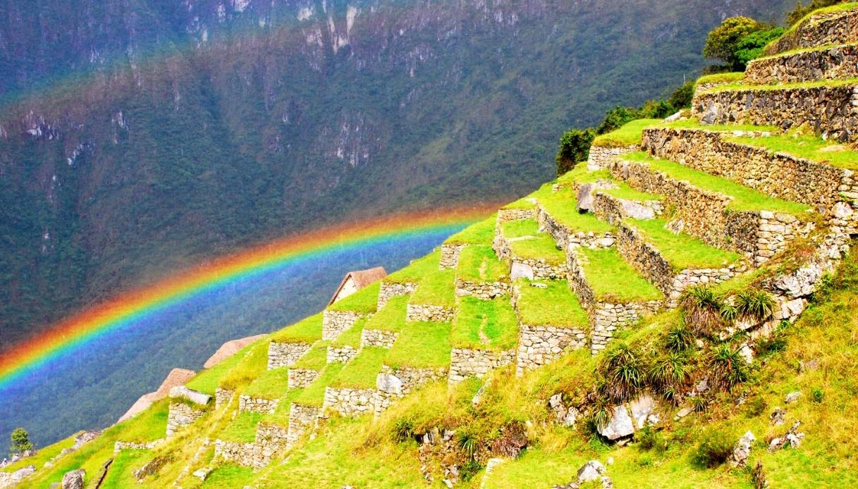 Machu Picchu doppio arcobaleno scenografico