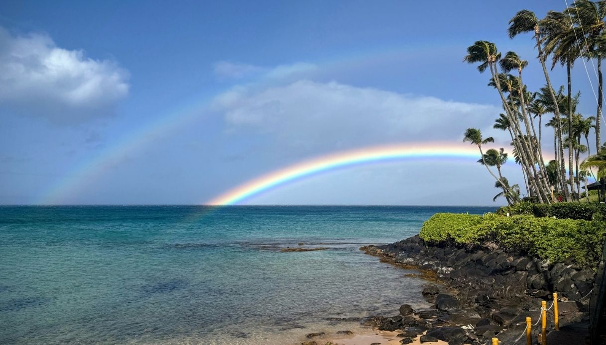 Doppio arcobaleno sulla spiaggia delle Hawaii