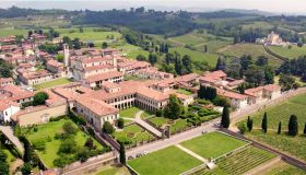 Nel cuore della Franciacorta, Erbusco è un gioiello tra ville storiche, vigneti e cantine