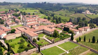 Nel cuore della Franciacorta, Erbusco è un gioiello tra ville storiche, vigneti e cantine