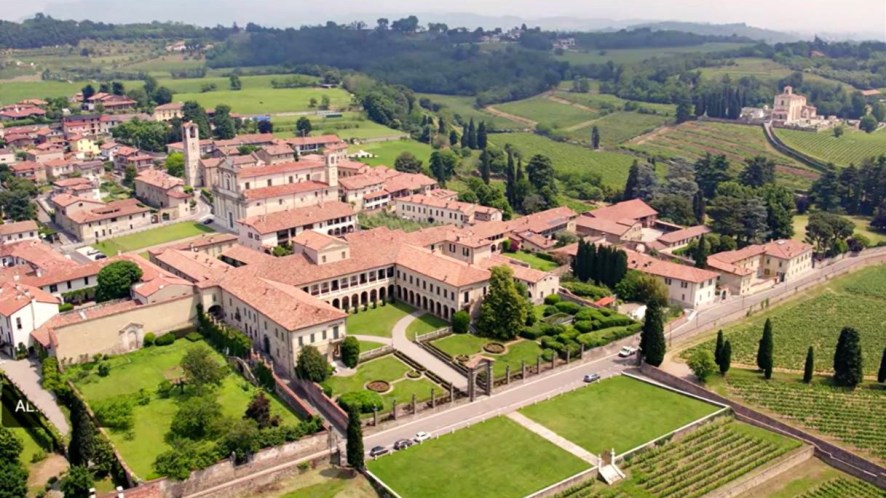 Nel cuore della Franciacorta, Erbusco è un gioiello tra ville storiche, vigneti e cantine