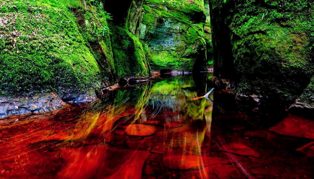 Le acque rosse del Finnich Glen (Devil's Pulpit)