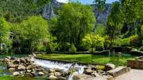 Qui è dove la Terra restituisce il fiume (e la sorgente) più misterioso della Provenza: Fontaine-de-Vaucluse
