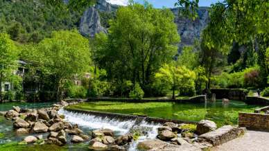 Qui è dove la Terra restituisce il fiume (e la sorgente) più misterioso della Provenza: Fontaine-de-Vaucluse