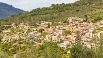 Il paese d’oro e delle tegole dipinte incastonato nella pietra: Fornalutx, il borgo più bello delle Baleari