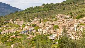 Il paese d’oro e delle tegole dipinte incastonato nella pietra: Fornalutx, il borgo più bello delle Baleari