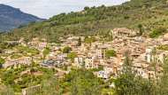 Il paese d’oro e delle tegole dipinte incastonato nella pietra: Fornalutx, il borgo più bello delle Baleari
