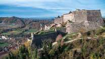 La fortezza millenaria inespugnabile, tra prigioni, principesse, fantasmi e celebri fuggitivi, dove arte e panorami abbracciano tre regioni: il Forte di Gavi