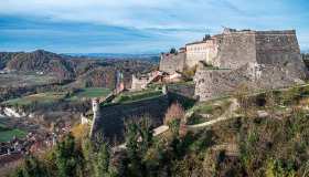 La fortezza millenaria inespugnabile, tra prigioni, principesse, fantasmi e celebri fuggitivi, dove arte e panorami abbracciano tre regioni: il Forte di Gavi